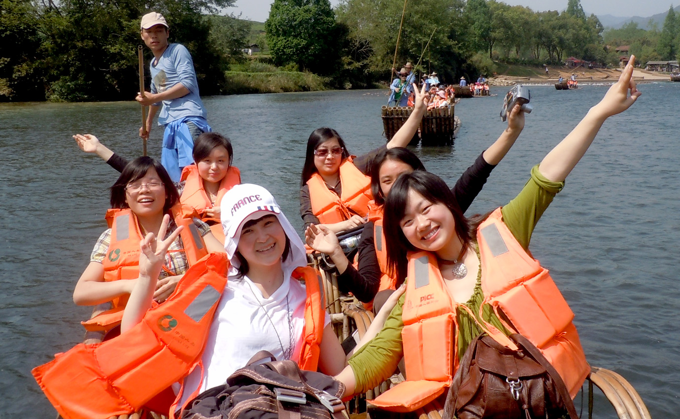 武夷山煙雨初歇，九曲溪清波漣漪