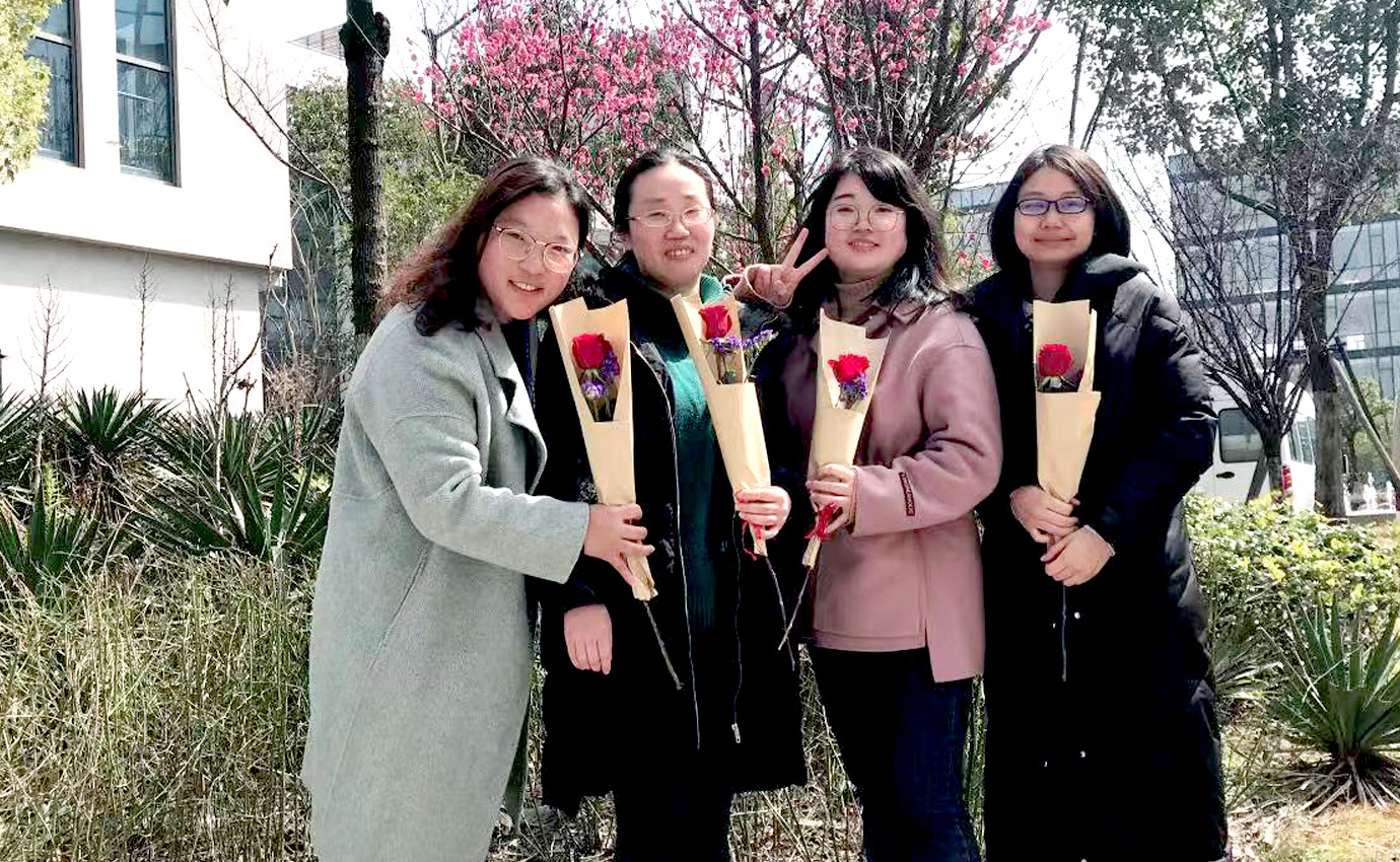 女神節(jié)，火紅的玫瑰獻給最美的你